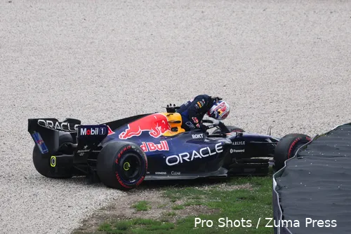 crash-max-verstappen-red-bull-racing-rb22-australië-15
