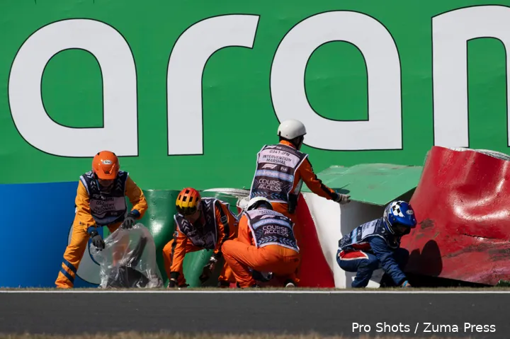&nbsp;<i>De muur moest tijdens de rode vlag gerepareerd worden.</i>