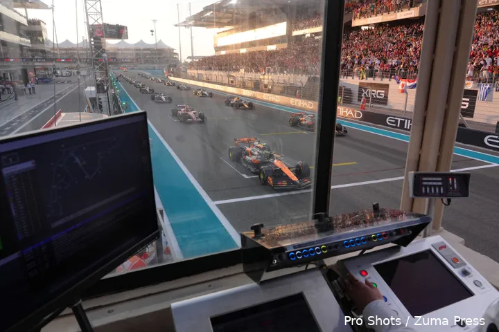 <i>Verstappen komt uitstekend weg in Abu Dhabi.</i>