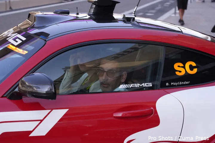 <i>Wedstrijdleider Rui Marques probeert de Safety Car uit.</i>