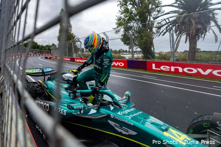 <i>Alonso wist de eerste race van het seizoen niet uit te rijden.</i>