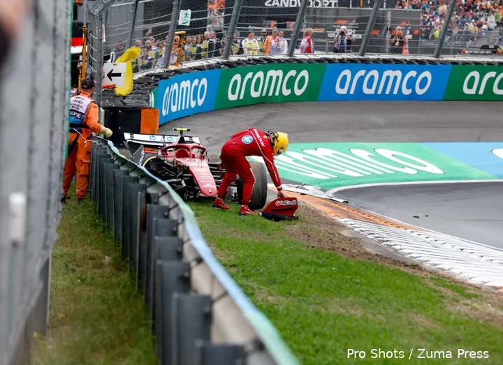 lewis-hamilton-ferrari-crash-nederland-zandvoort-1