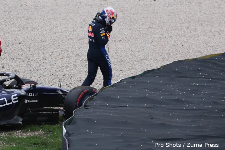 crash-max-verstappen-red-bull-racing-rb22-australië-1