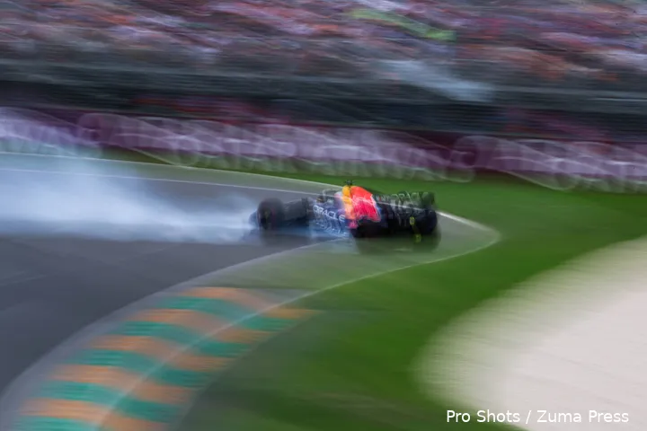 crash-max-verstappen-red-bull-racing-rb22-australië-14
