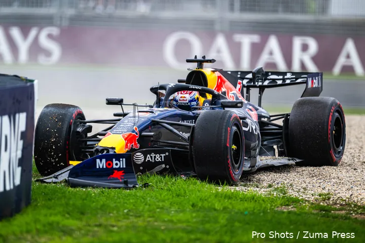 max-verstappen-red-bull-racing-rb22-australië-crash-21