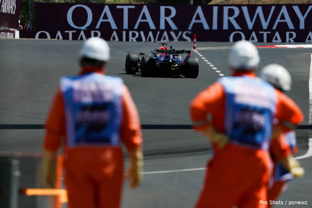max-verstappen-red-bull-racing-marshals-hongarije-1