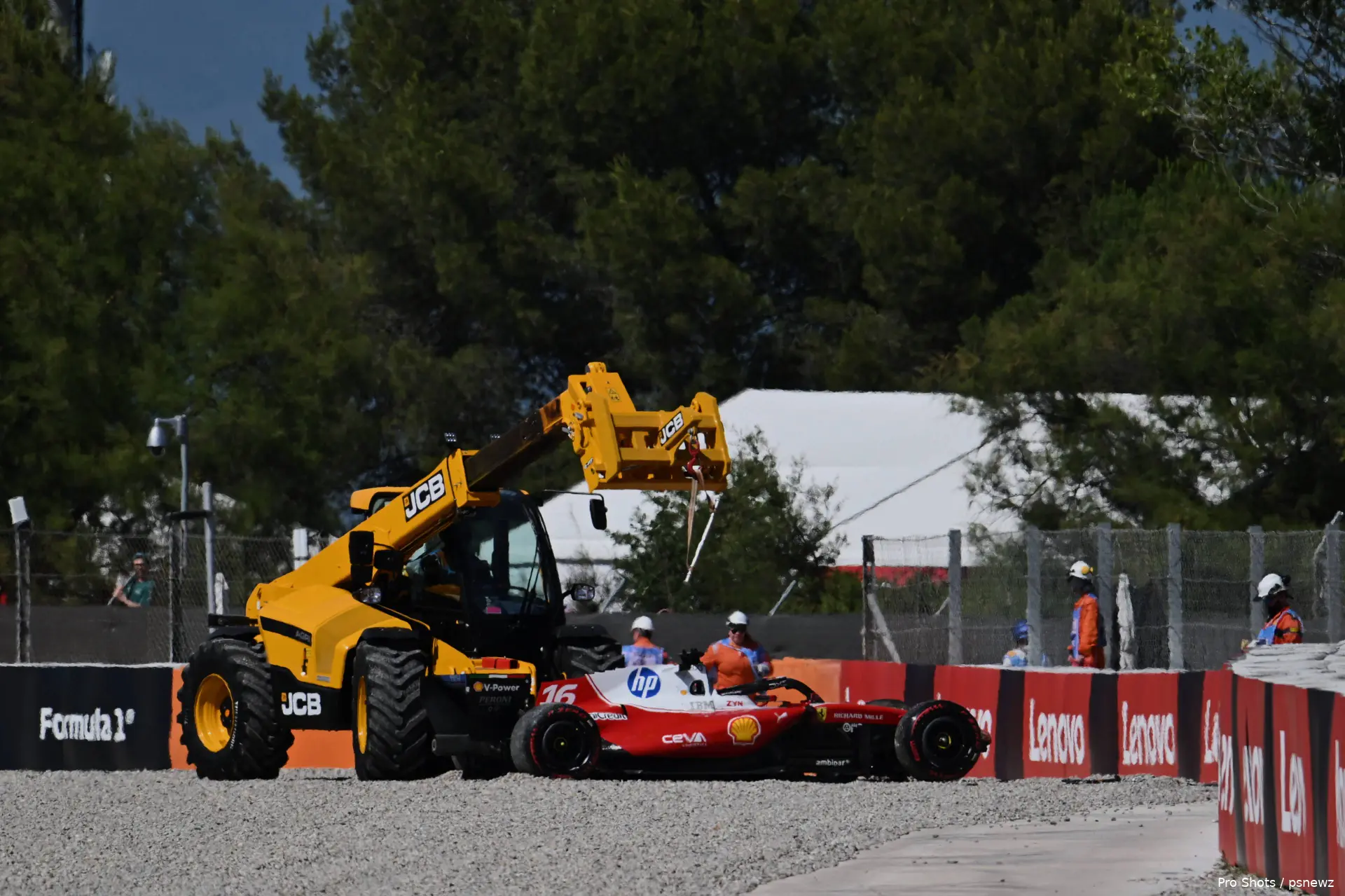 crash-charles-leclerc-spanje-ferrari-barcelona-1