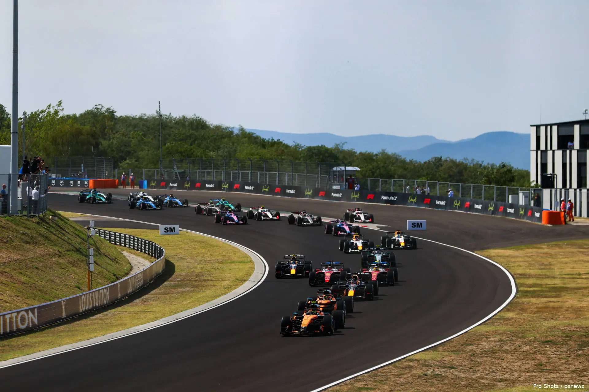 start-grand-prix-hongarije-2026-lando-norris-oscar-piastri-max-verstappen-lewis-hamilton-charles-leclerc-ferrari-mclaren-red-bull-racing-1