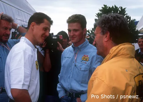 <i>Eddie Jordan met de Schumacher-broers en Willi Weber.</i>