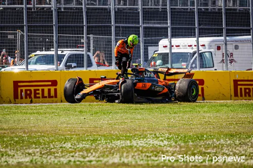 <i>Norris stapt uit zijn beschadigde auto.</i>