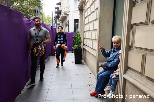 oscar-piastri-na-crash-race-bakoe-2025