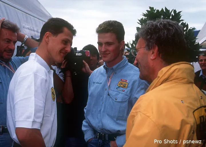 <i>Eddie Jordan met de Schumacher-broers en Willi Weber.</i>