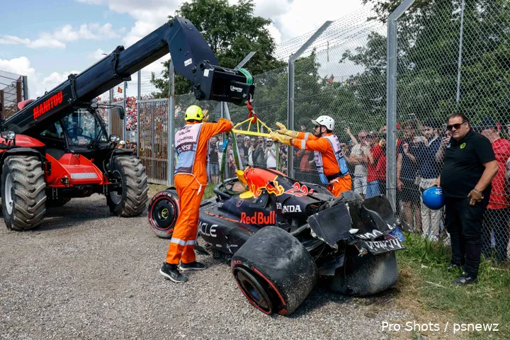 Tsunoda beseft dat er grote schade is aan zijn auto