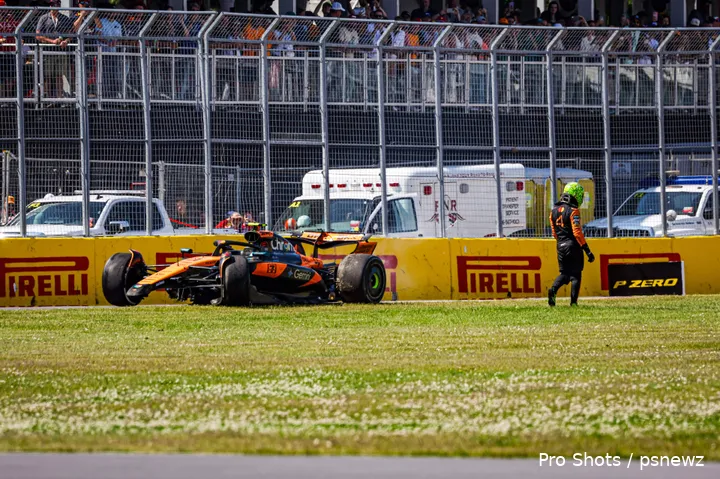 <i>Norris loopt weg na zijn crash.</i>