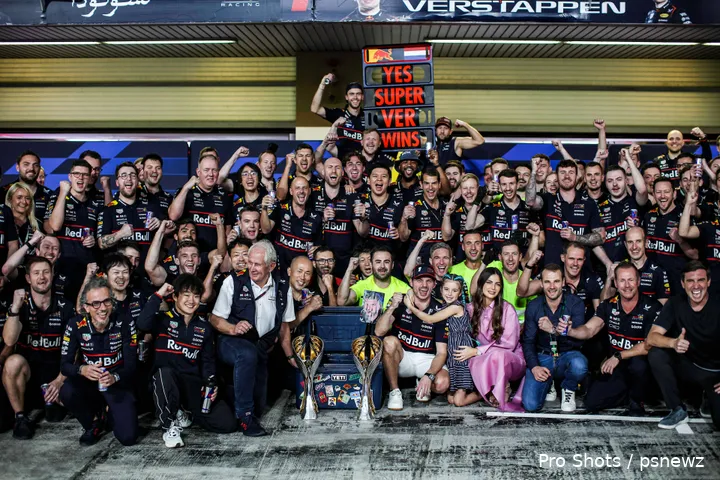 max-verstappen-kelly-piquet-red-bull-racing-2025-abu-dhabi-1-penelope-helmut-marko
