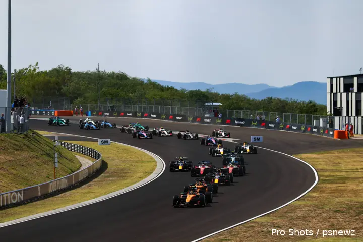 start-grand-prix-hongarije-2026-lando-norris-oscar-piastri-max-verstappen-lewis-hamilton-charles-leclerc-ferrari-mclaren-red-bull-racing-1