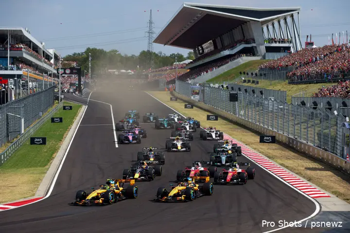 start-grand-prix-hongarije-2026-lando-norris-oscar-piastri-max-verstappen-lewis-hamilton-charles-leclerc-ferrari-mclaren-red-bull-racing-1