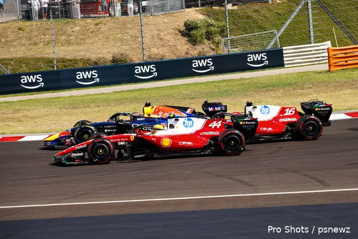 start-grand-prix-hongarije-2026-max-verstappen-red-bull-racing-lewis-hamilton-ferrari-charles-leclerc