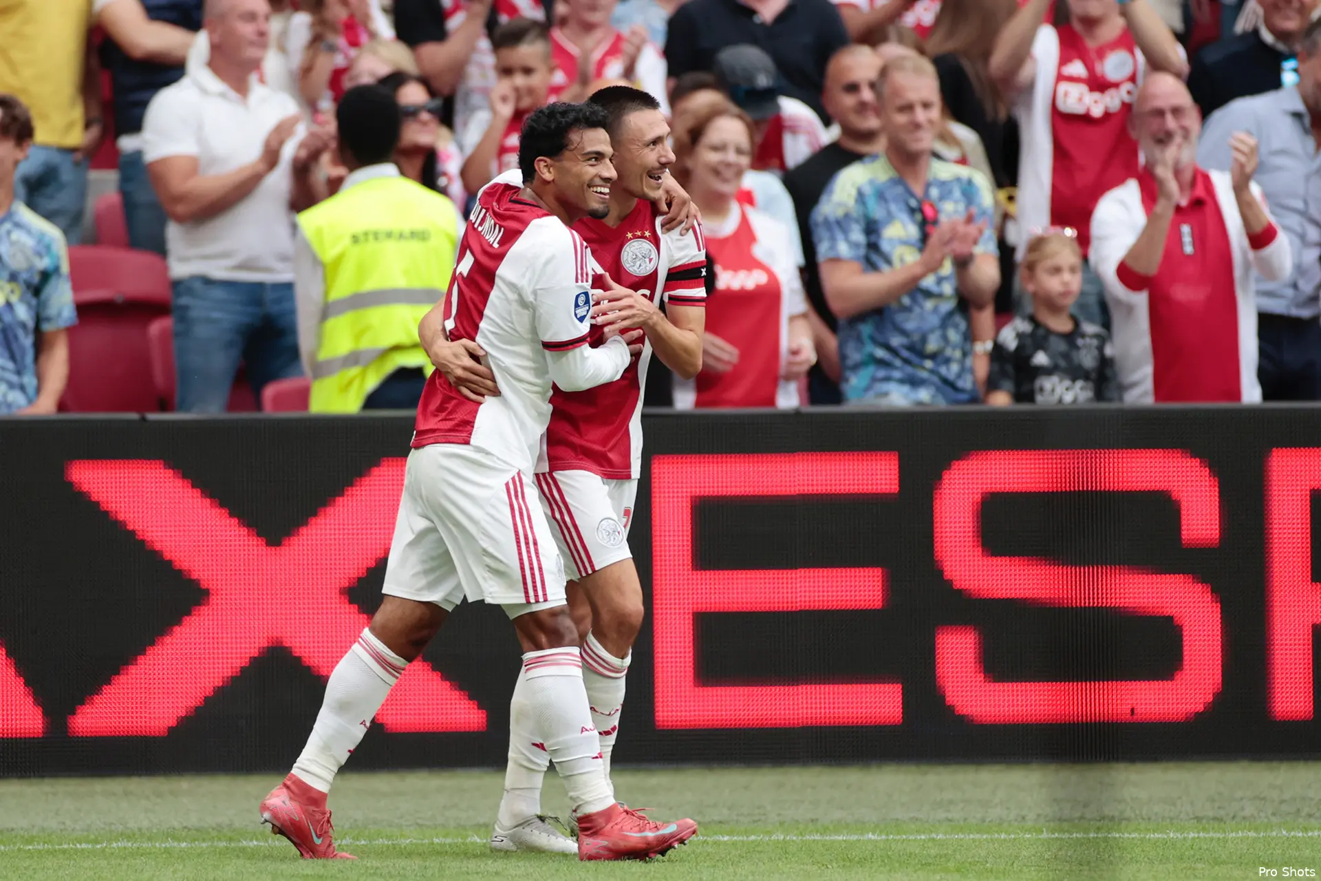 steven-berghuis-owen-wijndal-ajax-heracles-25-26