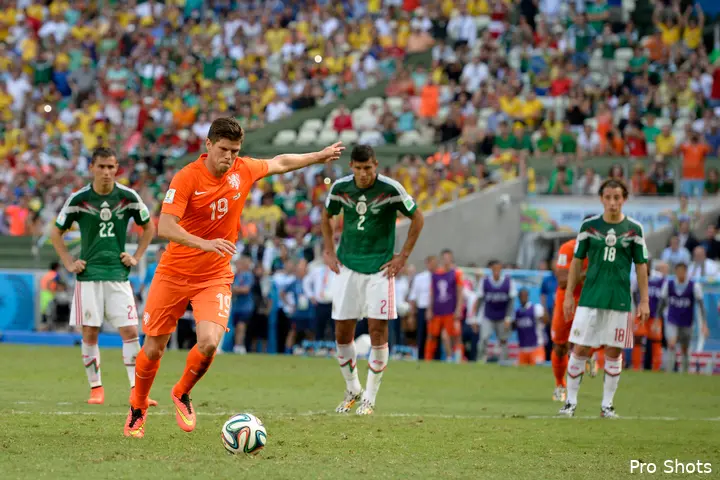 Klaas-Jan Huntelaar maakt vanaf de penaltystip de 2-1 voor Oranje tegen Mexico tijdens het WK van 2014.