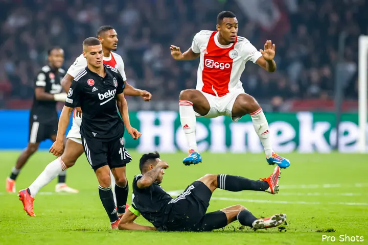 Volgens Yamali hoeft Ajax niet per se bang te zijn voor de emotionele Turkse stijl van spelen. 'Afgelopen weekend speelden ze met drie Turken in de basis, waaronder de keeper. Dat hele Turkse messen slijpen en noppen poetsen is al een beetje verdwenen.'