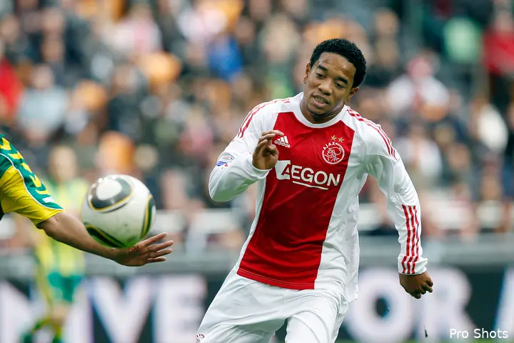 Emanuelson geeft aan het belangrijk te vinden om te praten met de leerlingen. 'Voor hen is het heel mooi om hier in de Johan Cruijff ArenA een workshop te krijgen.'