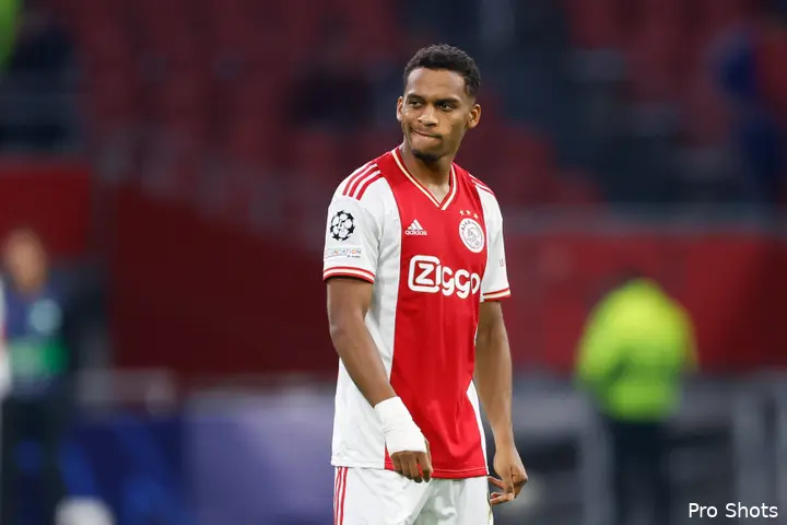 Jurriën Timber was als speler van Ajax niet alleen belangrijk óp, maar ook náást het veld.