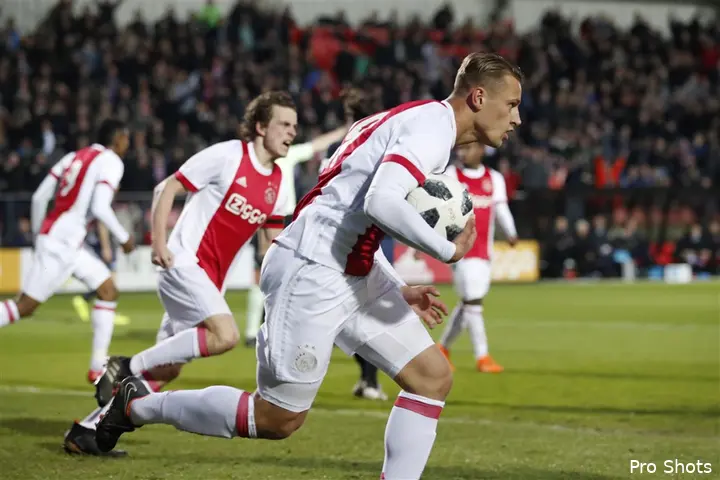 Sierhuis na het scoren van de gelijkmaker in de kampioenswedstrijd tegen MVV Maastricht