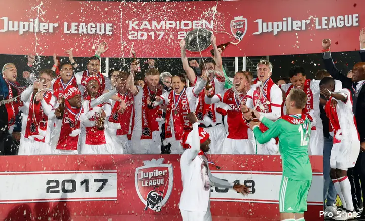 Jong Ajax viert de titel in 2018. Zian Flemming maakte onderdeel uit van het team van trainer Michael Reiziger en werd als leider gezien.