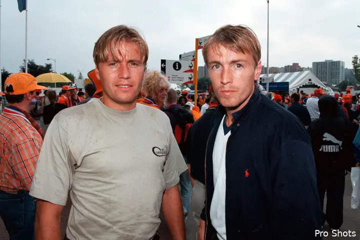 Rob (links) en Richard Witschge (rechts) begonnen beide hun professionele voetballoopbaan bij Ajax. Rob schreef over zijn broer in het voorwoord: 'Richard behoorde tot de Europese top en als hij er helemaal voor was gegaan, had hij in mijn ogen zelfs de wereldtop kunnen halen.'