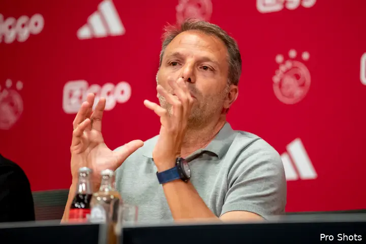 Maurice&nbsp;Steijn tijdens zijn presentatie als trainer van Ajax. Kees&nbsp;Luijckx denkt dat de oefenmeester het systeem zou aanpassen als de wedstrijd daar om vraagt. 'Misschien moet je in Europese wedstrijden een keer wat realistischer zijn. Ik denk dat hij dat niet zal schromen, zeker niet zelfs.'