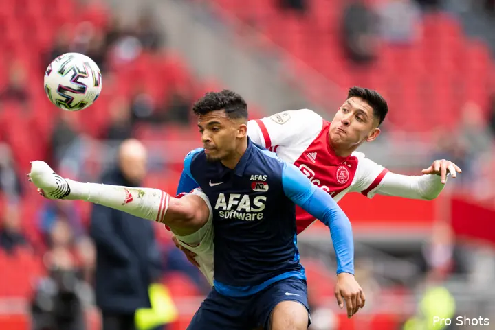 Edson Álvarez in duel met toekomstig ploeggenoot Owen Wijndal tijdens Ajax - AZ op 25 april 2021. Álvarez voorkomt een goal van de Alkmaarders en ziet Davy Klaassen tweemaal scoren. Ajax wint met 2-0 en is officieus kampioen.&nbsp;