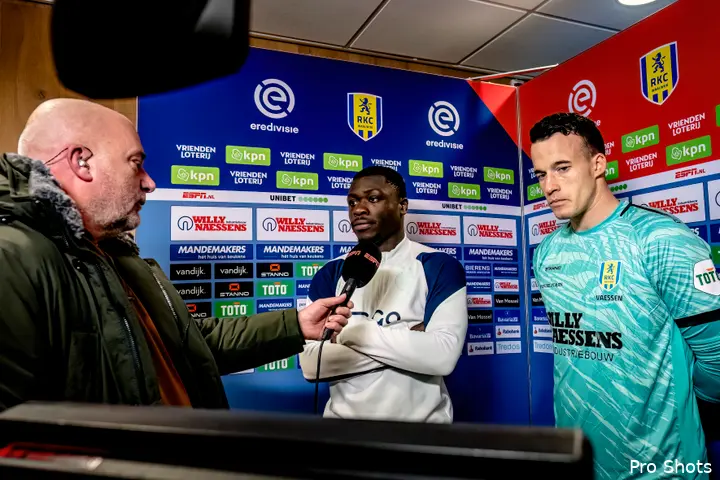 Brian Brobbey en Etiënne Vaessen staan na het inhaalduel samen de pers te woord.