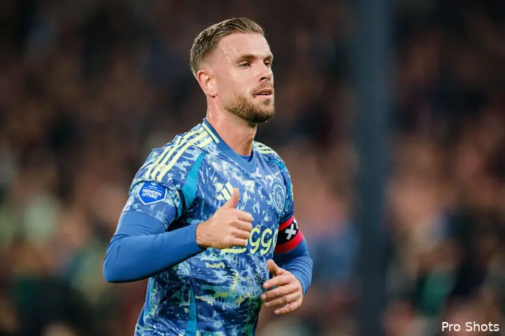 Als captain van Ajax was Jordan Henderson tegen Feyenoord voortdurend bezig met zijn medespelers.