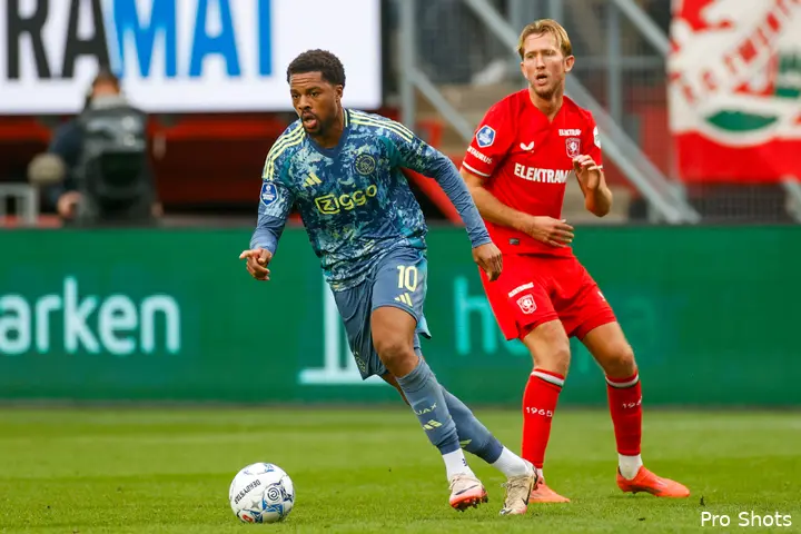 Chuba Akpom kreeg in de eerste helft van FC Twente - Ajax de kans om tot scoren te komen.