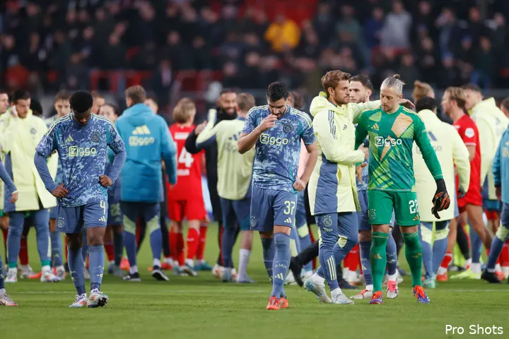 Jorrel Hato, Josip Sutalo en Remko Pasveer oogden niet tevreden na het 2-2 gelijkspel tegen FC Twente.
