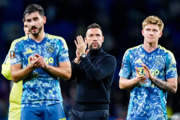 Francesco Farioli bedankt de aanwezige Ajax-fans na de 2-0 nederlaag tegen Real Sociedad.