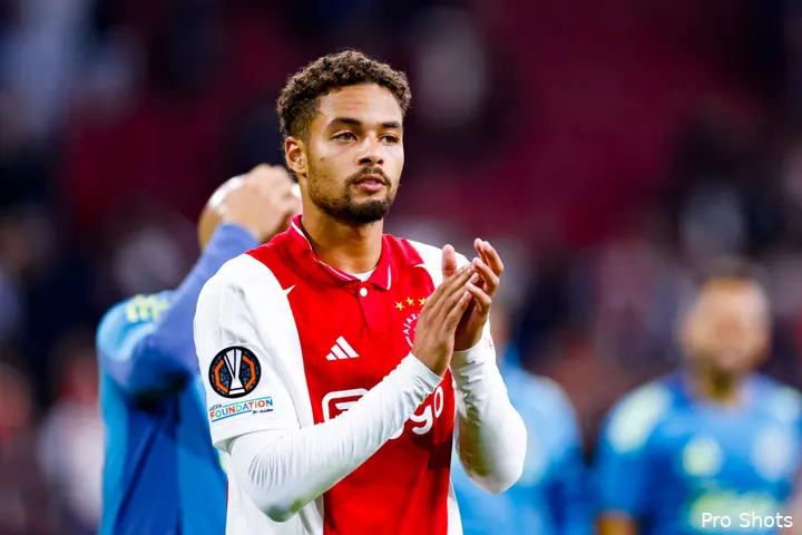 Devyne Rensch lijkt naar AS Roma te verkassen, maar Francesco Farioli houdt nog een sprankje hoop dat de rechtsback bij Ajax blijft.