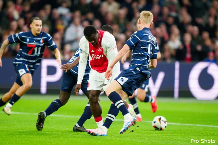 Brobbey kon een goede pass van Berghuis niet tot poging op doel verwerken.