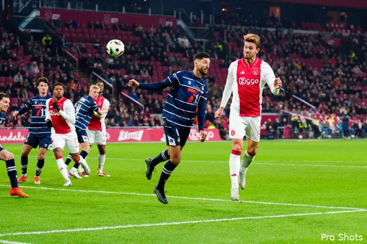 Rugani zet Ajax met het hoofd op voorsprong.&nbsp;
