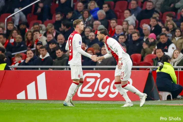 Kenneth Taylor stond in de basis tijdens Ajax - FC Utrecht, maar werd in de 85ste minuut naar de kant gehaald.