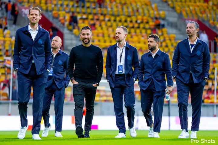 De technische staf van Ajax in één beeld gevangen.