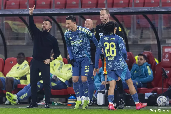 Kian Fitz-Jim stond in de basis tijdens AZ - Ajax, maar ging in de tweede helft naar de kant voor Steven Berghuis.