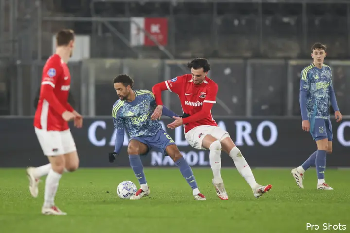 Rensch namens Ajax in actie tegen AZ.