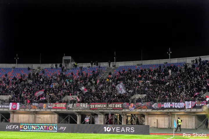 Mede dankzij een volgepakt uitvak kende Rigas FS een toeschouwersrecord tegen Ajax.