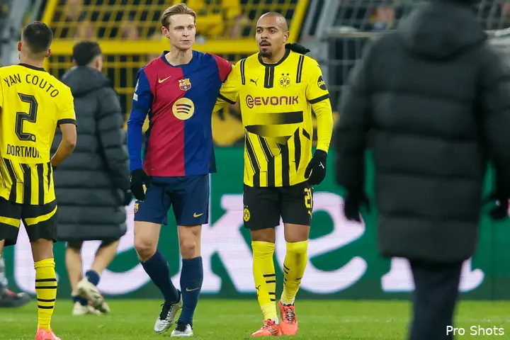 Frenkie de Jong (FC Barcelona) en Donyell Malen (Borussia Dortmund) in gesprek na een Champions League-ontmoeting.