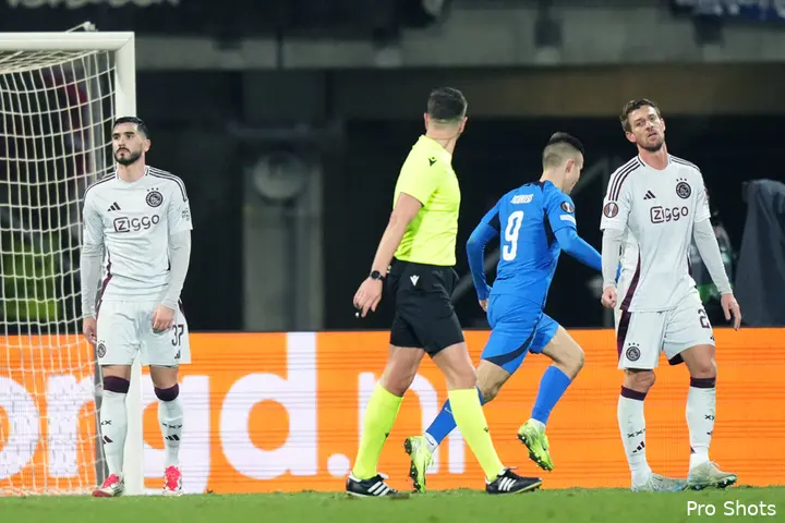 Ajax speelde een slechte wedstrijd en uiteindelijk leidde een fout van Kian Fitz-Jim de 1-0 van Adam Markhiyev in.&nbsp;