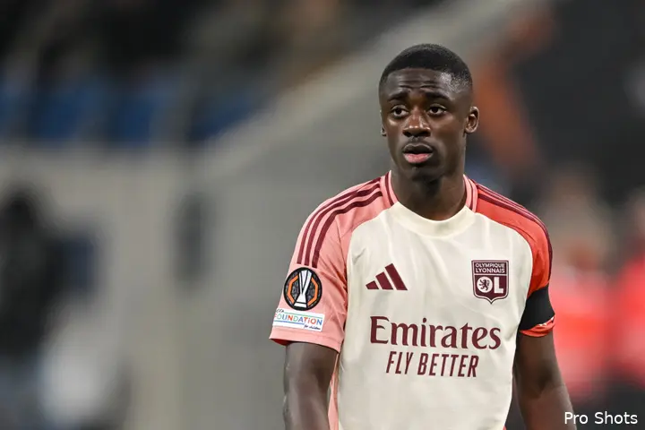 Sael Kumbedi (19) in het shirt van Olympique Lyon.