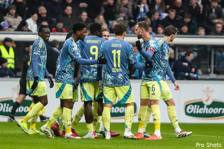 Ajax staat weliswaar maar een punt achter op koploper PSV, maar Akpom wil nog absoluut niet over eventuele titelkansen spreken.