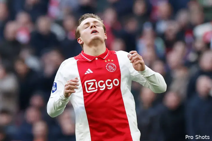 De Ajax-fans waren tijdens De Klassieker niet blij met de invalbeurt van Christian Rasmussen en lieten dat blijken. 'Ik vind dat ongelooflijk', aldus Rafael van der Vaart.